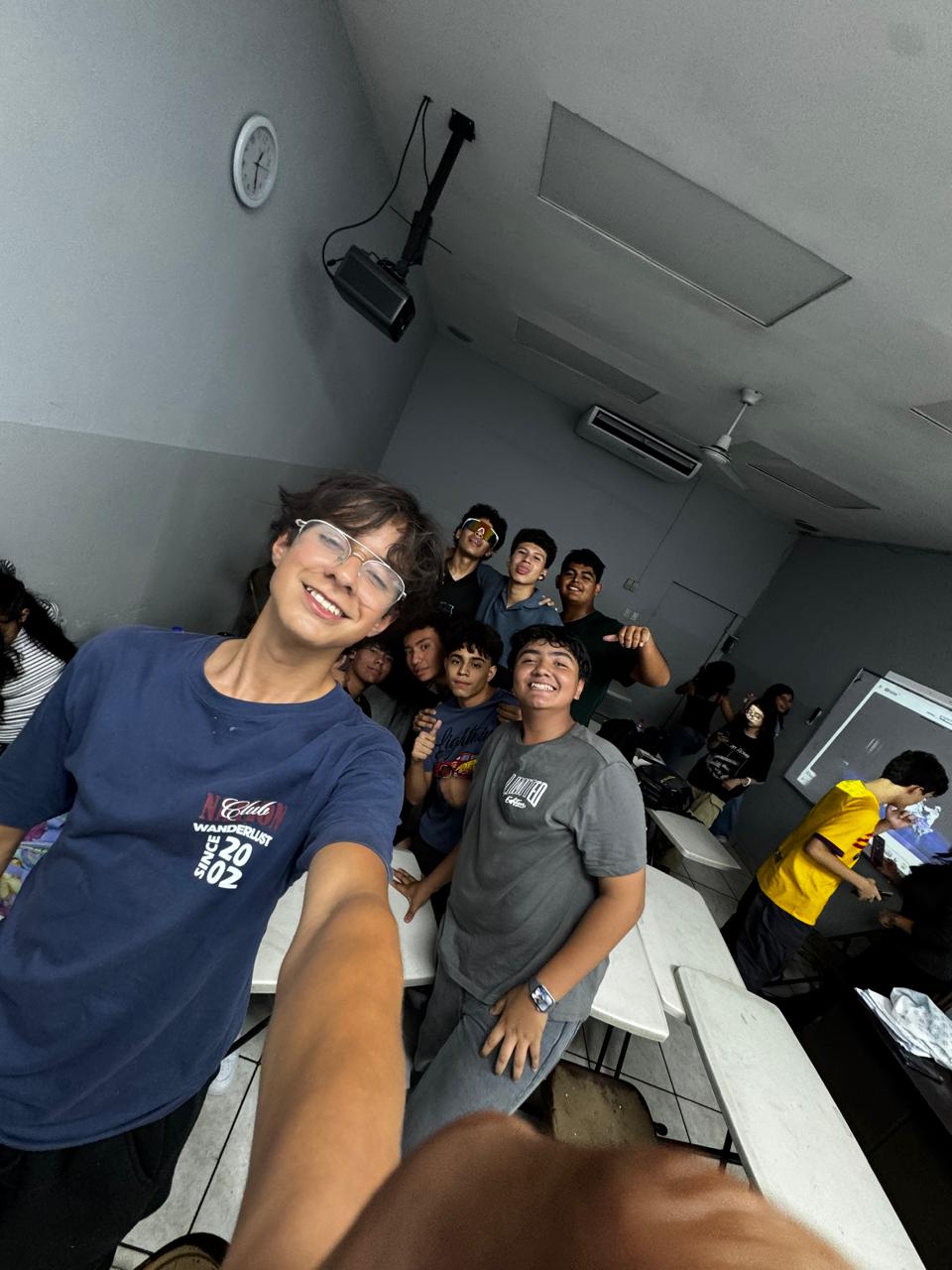 David con sus amigos en el salón de clases